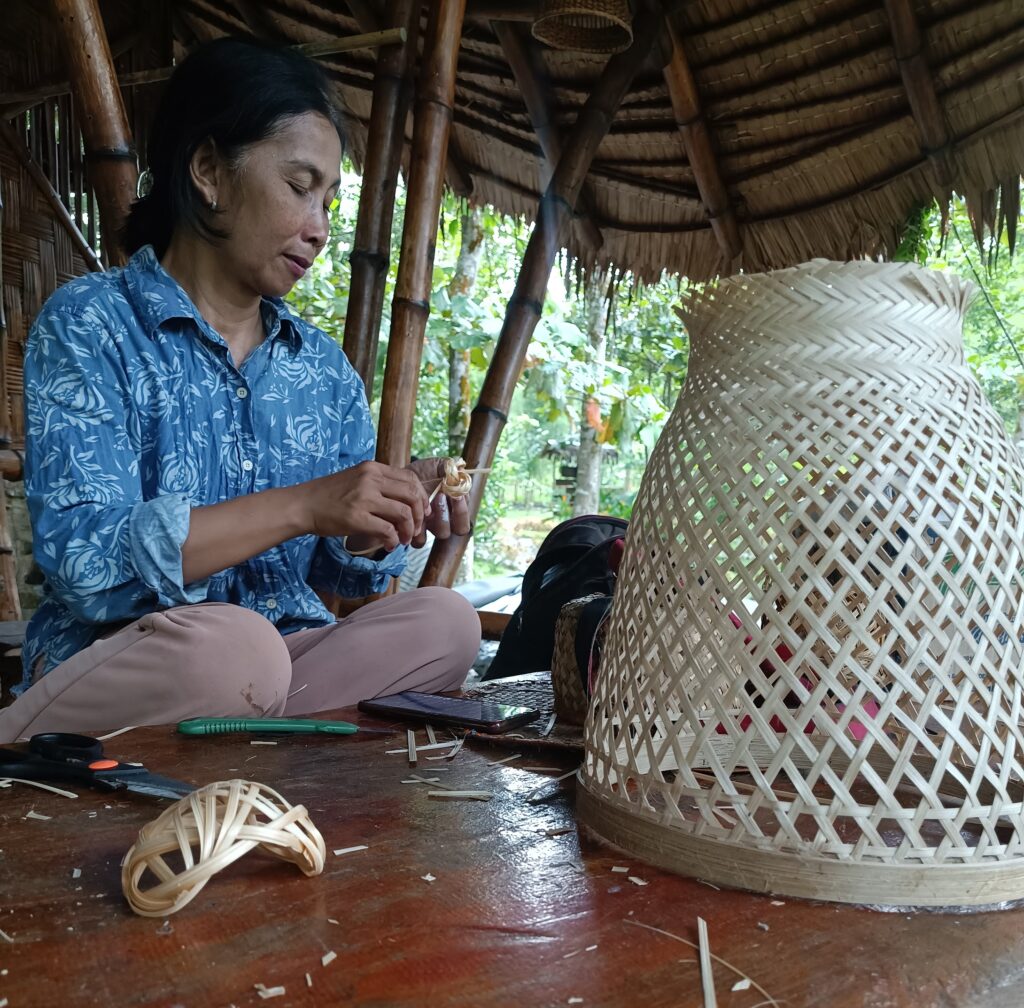 bamboo_class_indonesian_woman_work_with_bamboo